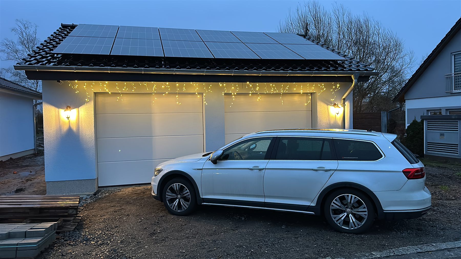 Unsere Garage mit Solardach in der Abenddämmerung